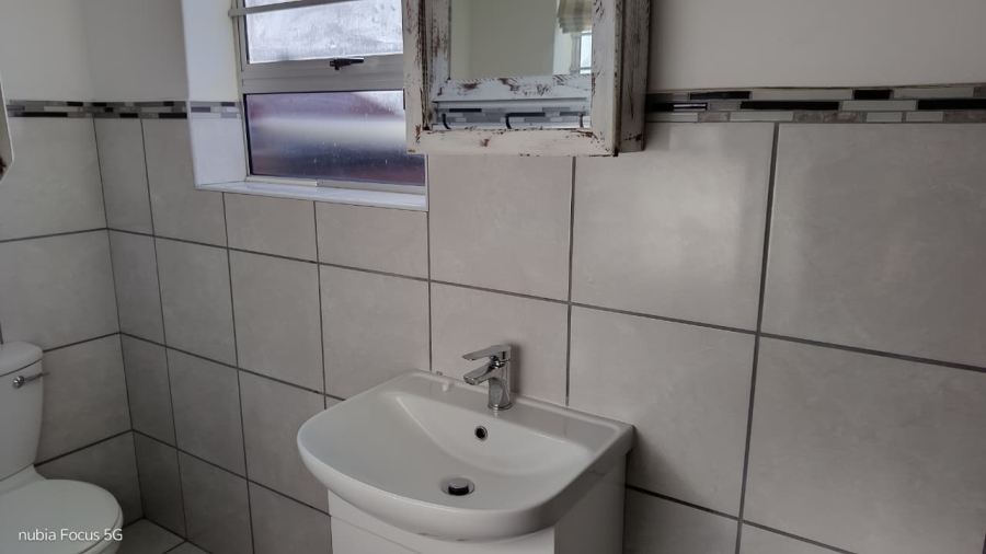 To Let 4 Bedroom Property for Rent in Wavecrest Eastern Cape
